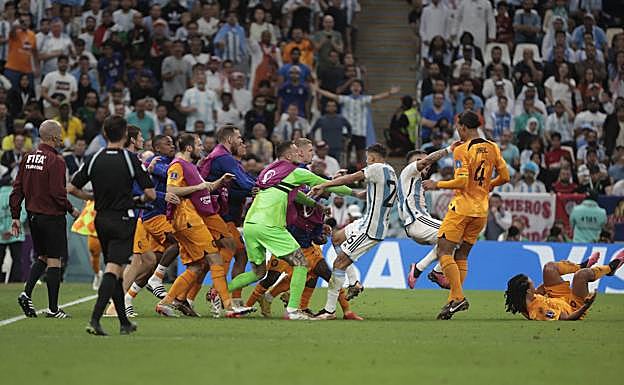 Gresca multitudinaria después del pelotazo de Paredes al banquillo de Países Bajos.