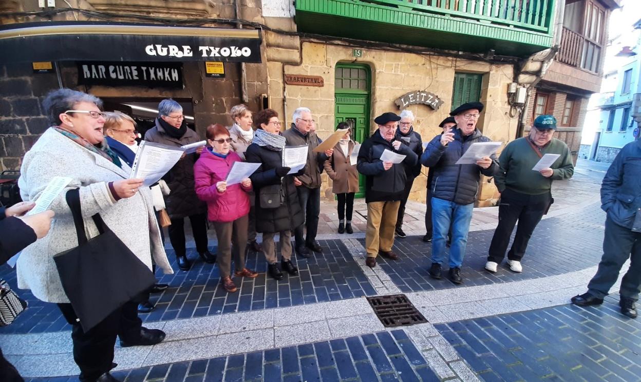 Los integrantes de la kantujira durante una de las paradas que hicieron en Kale Nagusia para deleitar al público con sus canciones. 