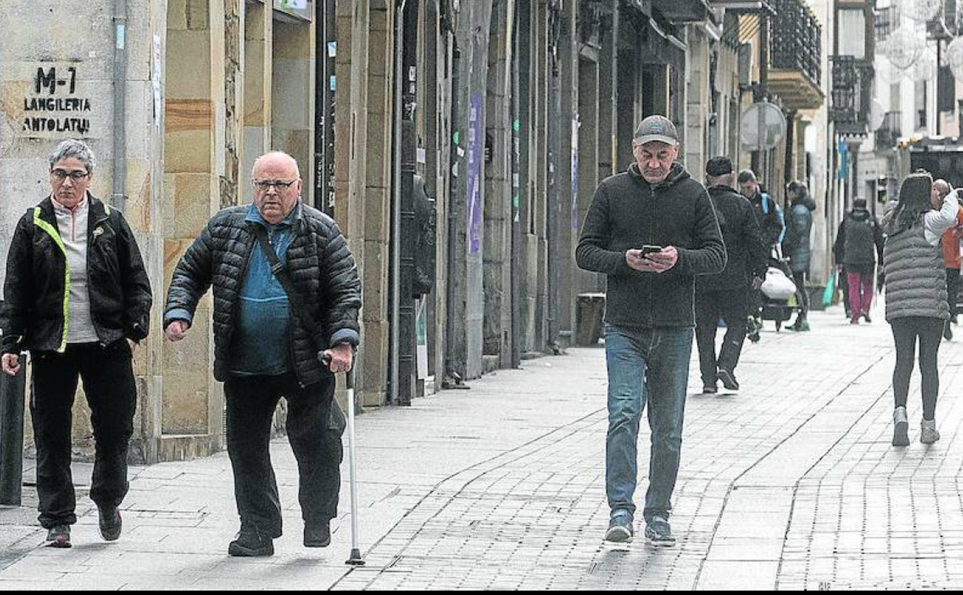 Vecinos de Oñati, este pasado viernes en una de las calles céntricas de la localidad. 