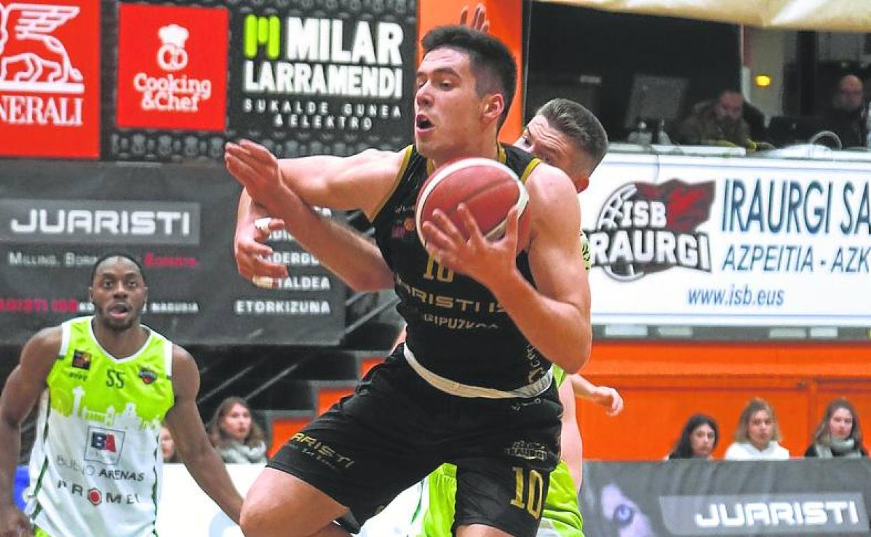 Ansorregi protege el balón ayer contra el Albacete.