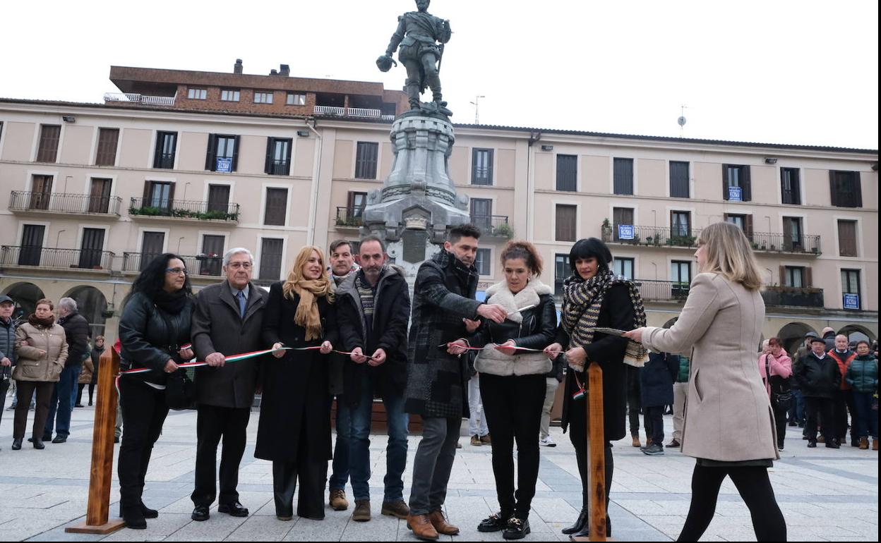 Corte de cinta en la inauguración de la renovada plaza de Euskadi de Zumarraga