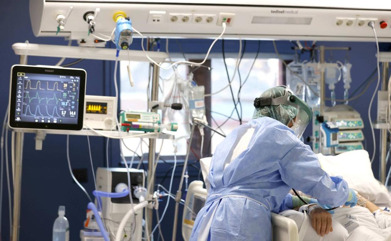 Una sanitaria atiende a un paciente Covid en la UCI. 