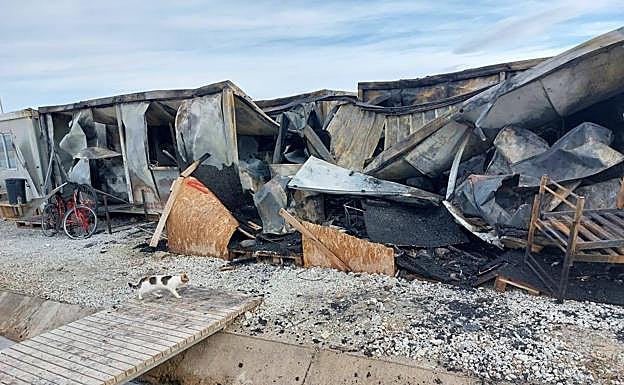 Barracones calcinados tras el incendio de anoche.