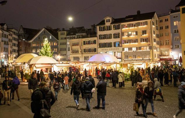 Mercado de Navidad en la plaza Münsterhof, Suiza.