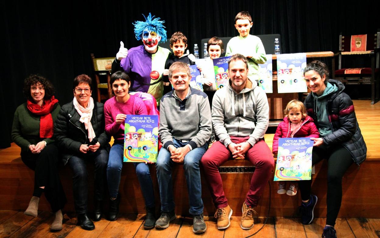 Porrotx, Iparralde eta Goierriko ikastoletako haurrak eta ordezkariak atzo eskainitako agerraldian. 