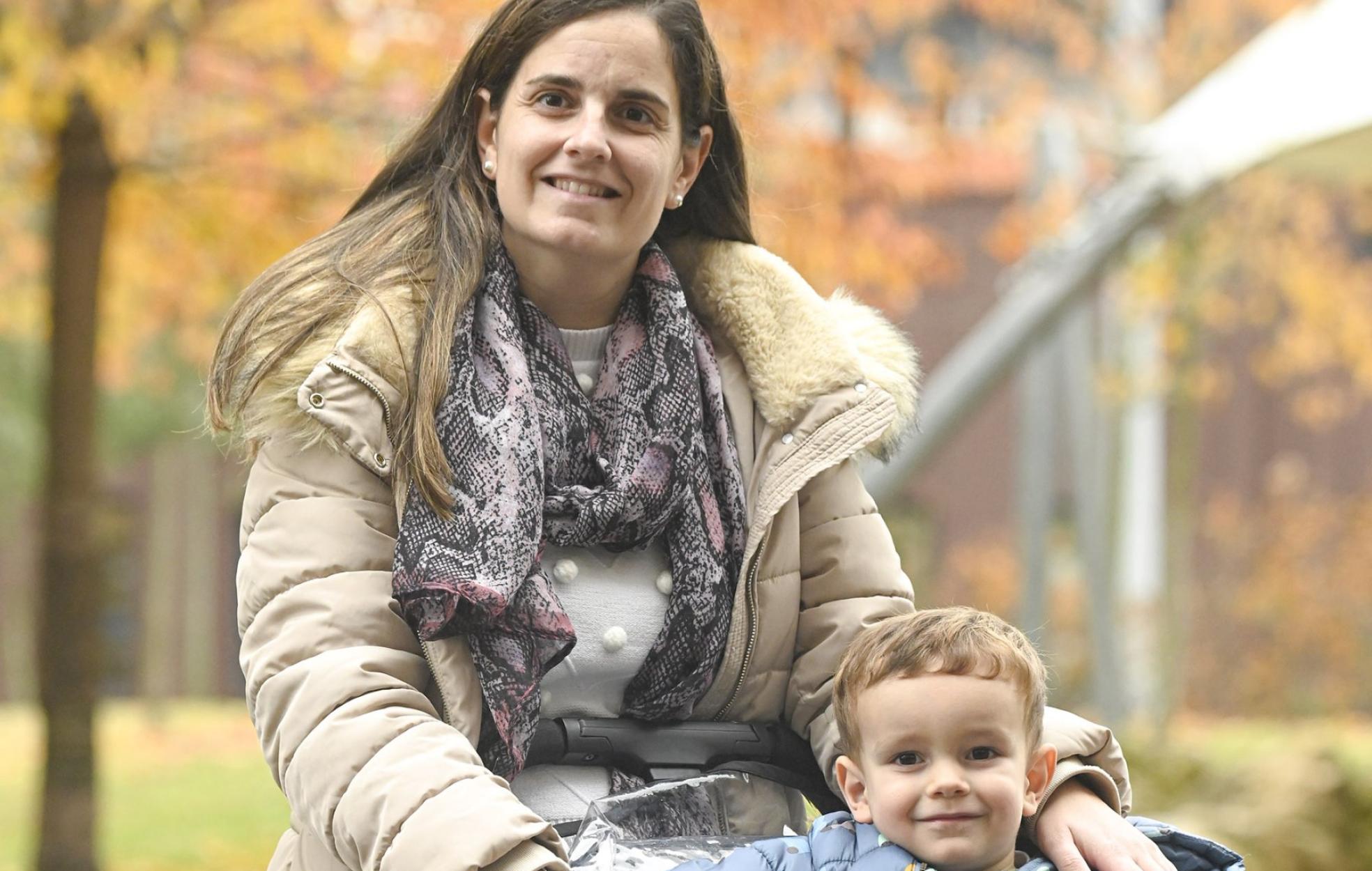 Amaia, con su hijo Unai. «Cuando crezca sus amigos serán del barrio», dice. 