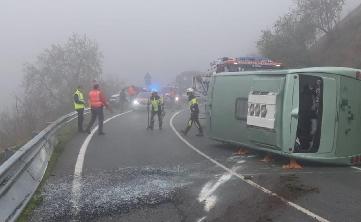 Microbús volcado este martes en una carretera en Navarra. 