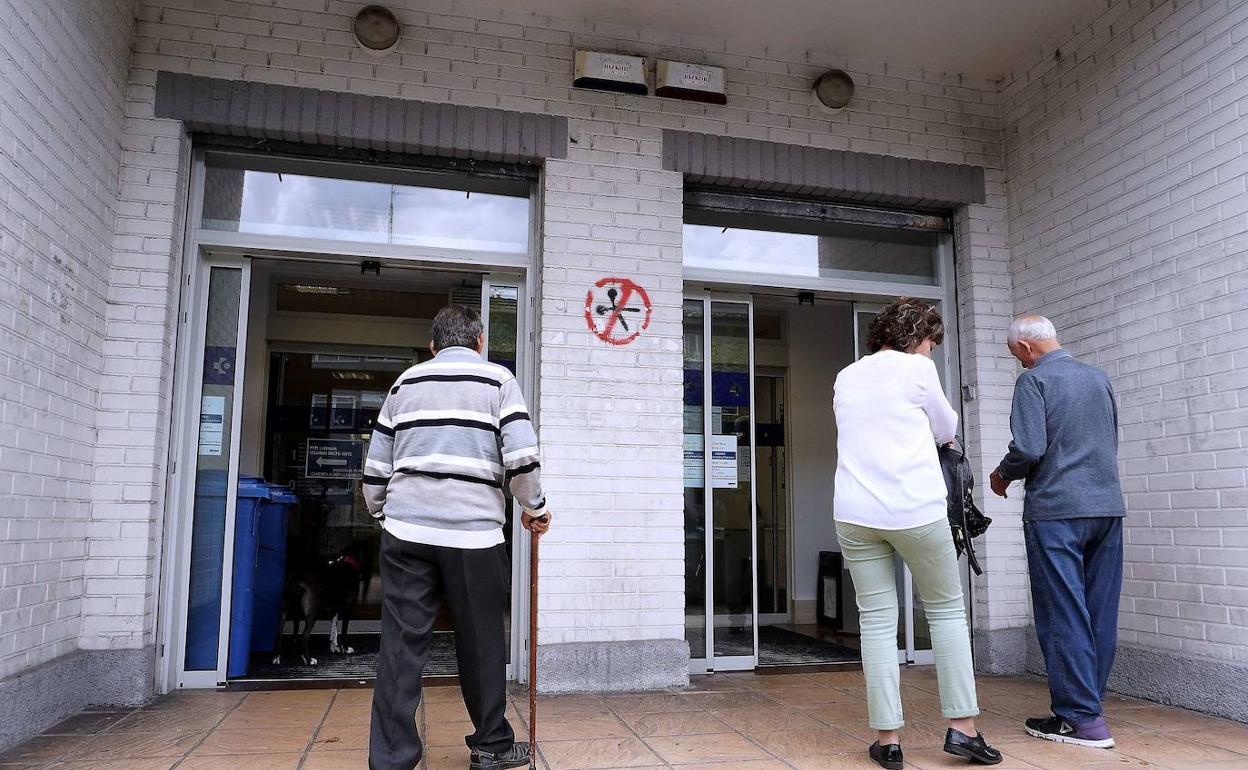 Pacientes esperando en el ambulatorio de Beraun, Errenteria.