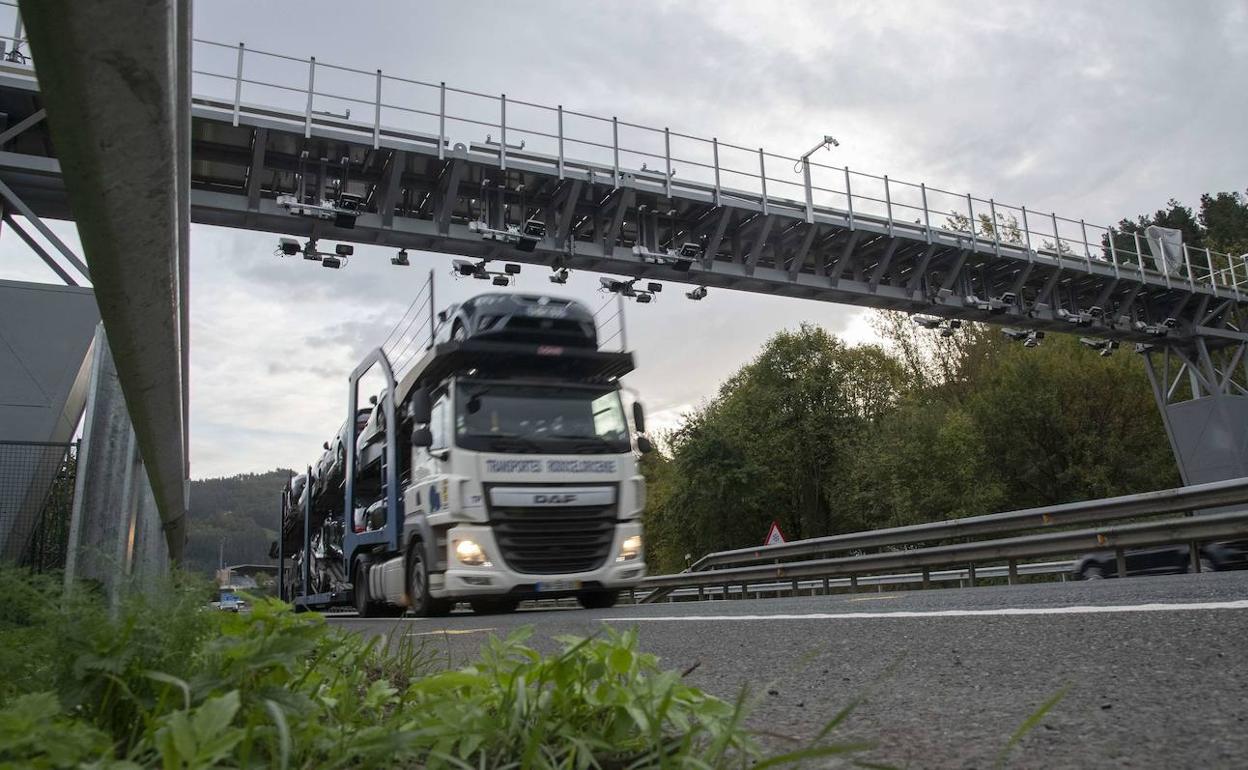 Arco de peaje para camiones instalado en la N-I en Ordizia