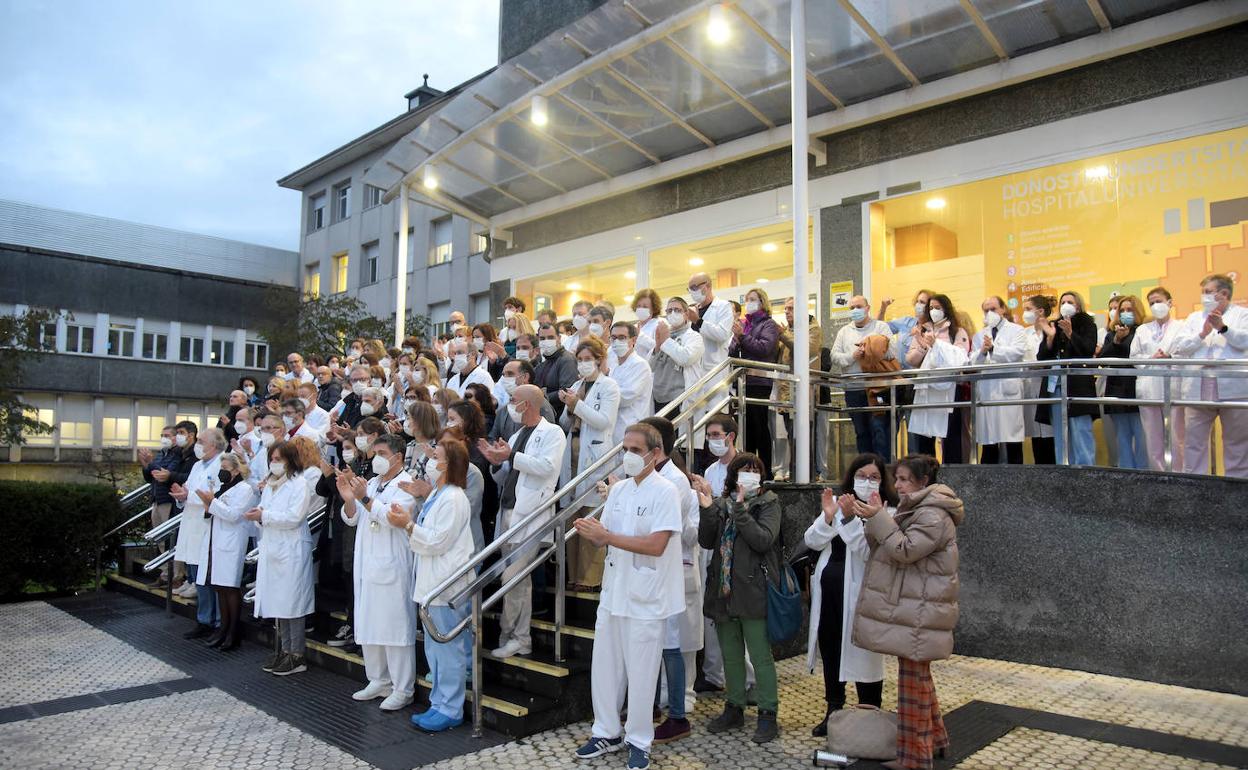 Protesta de los sanitarios en las puertas de Osakidetza. 