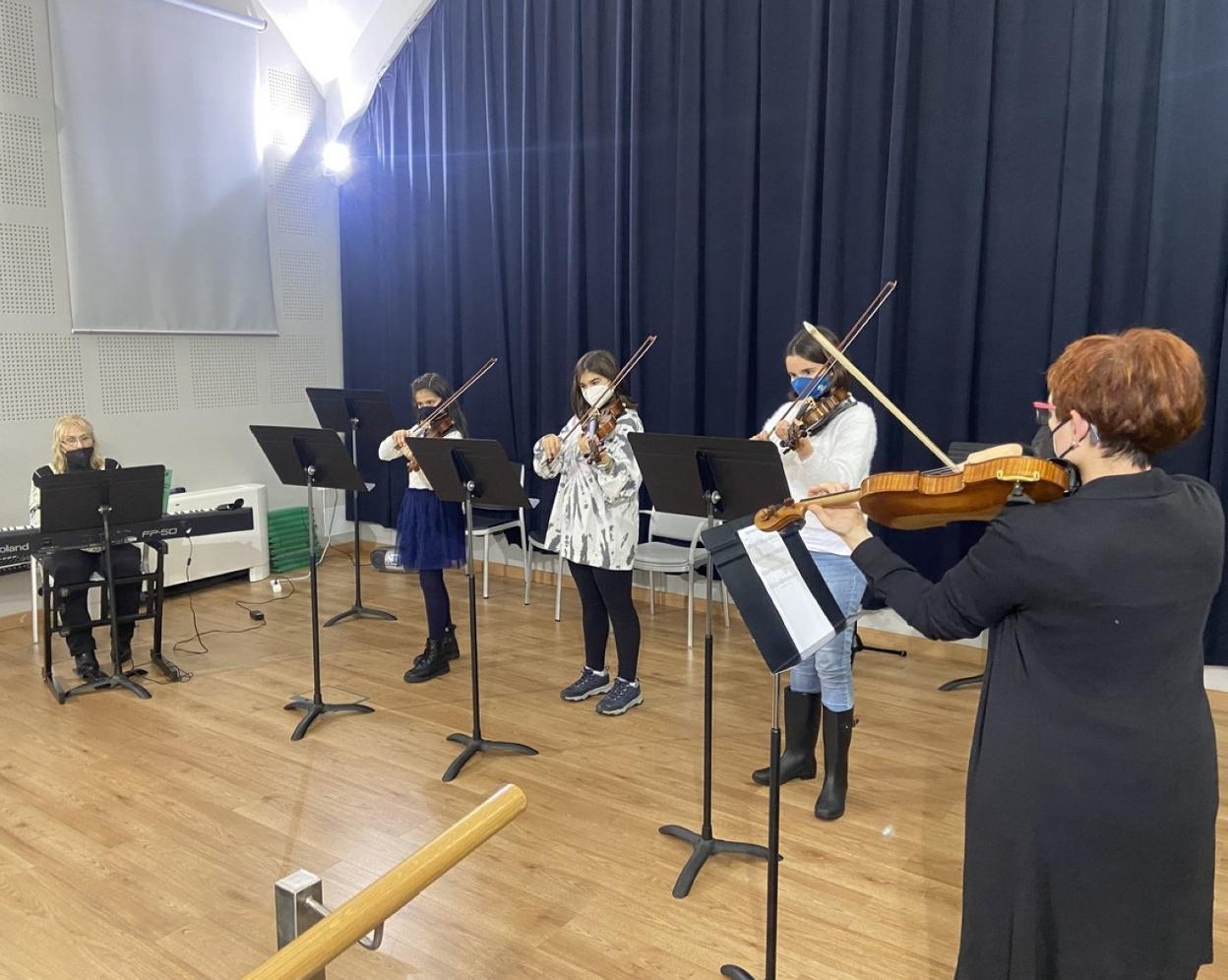 Grupos de alumnos de Arrasate Musikal de saxofón y de violines durante un anterior concierto en el salón de actos de Kulturate. 