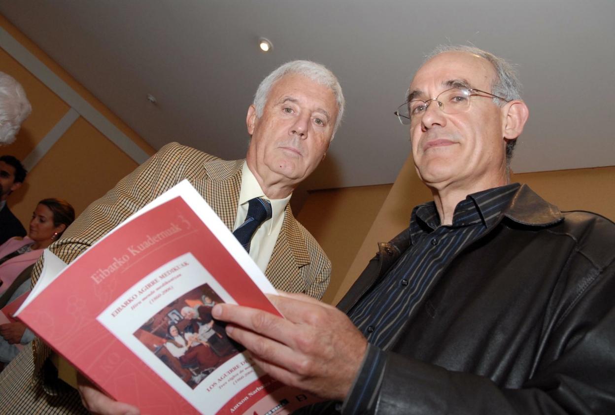 Ciriaco Agirre, con Antxon Narbaiza que presenta el sábado el libro sobre los Viteri, otra saga de médicos.