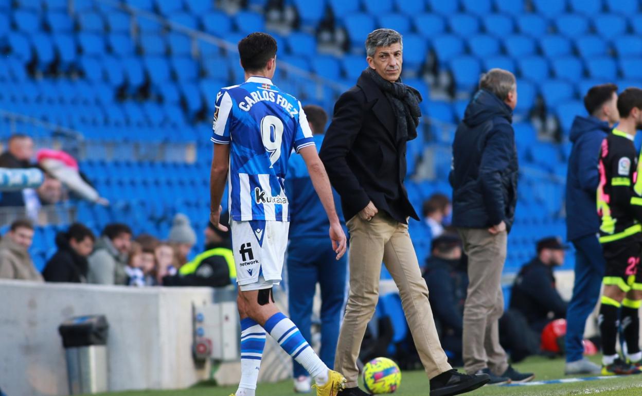 Carlos Fernández se retira lesionado el sábado ante el gesto de preocupación de Imanol. 
