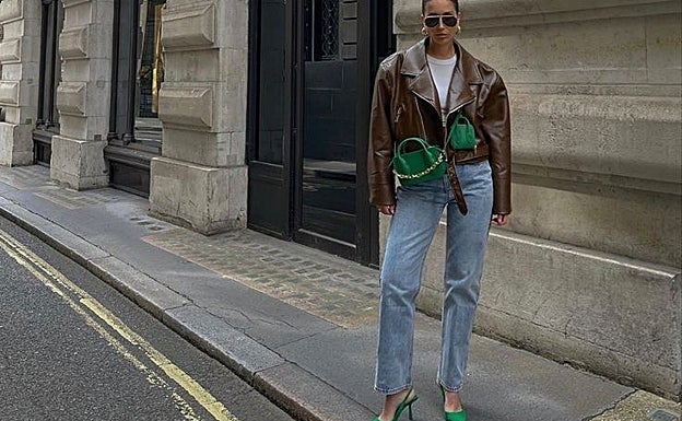 Imagen principal - Pantalones rectos, chaleco de punto y sudadera blanca.