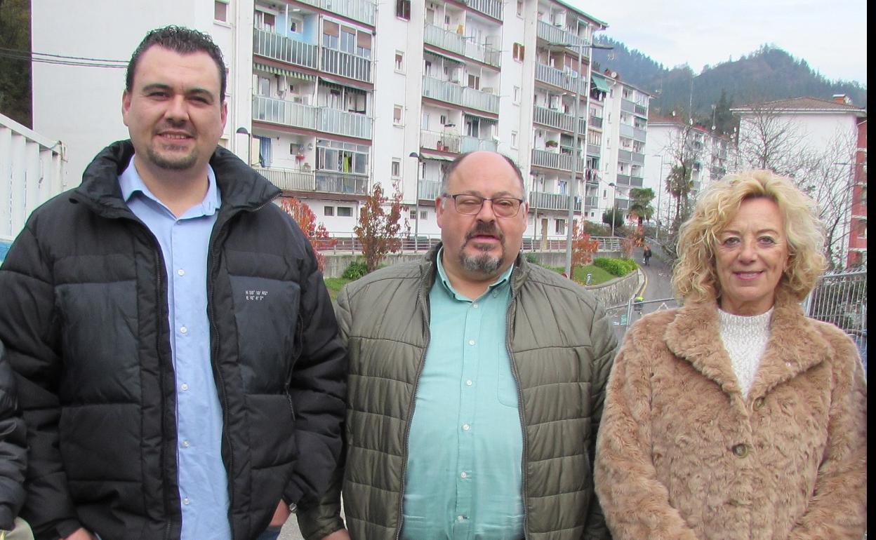 La alcaldesa del Distrito 33 junto con los ediles socialistas Aritz Murua y Victoriano Fuentes en Santa Teresa. 