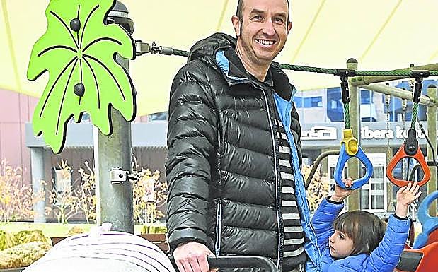 Iñigo, con su hija Aiora, en el parque de la plaza Kontxa Etxeberria