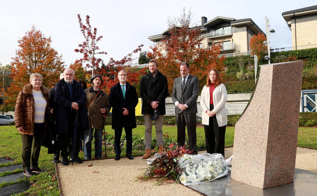 El PP vasco ha recordado este martes al edil popular en Errenteria José Luis Caso junto al monumento a las víctimas del terrorismo en Irun