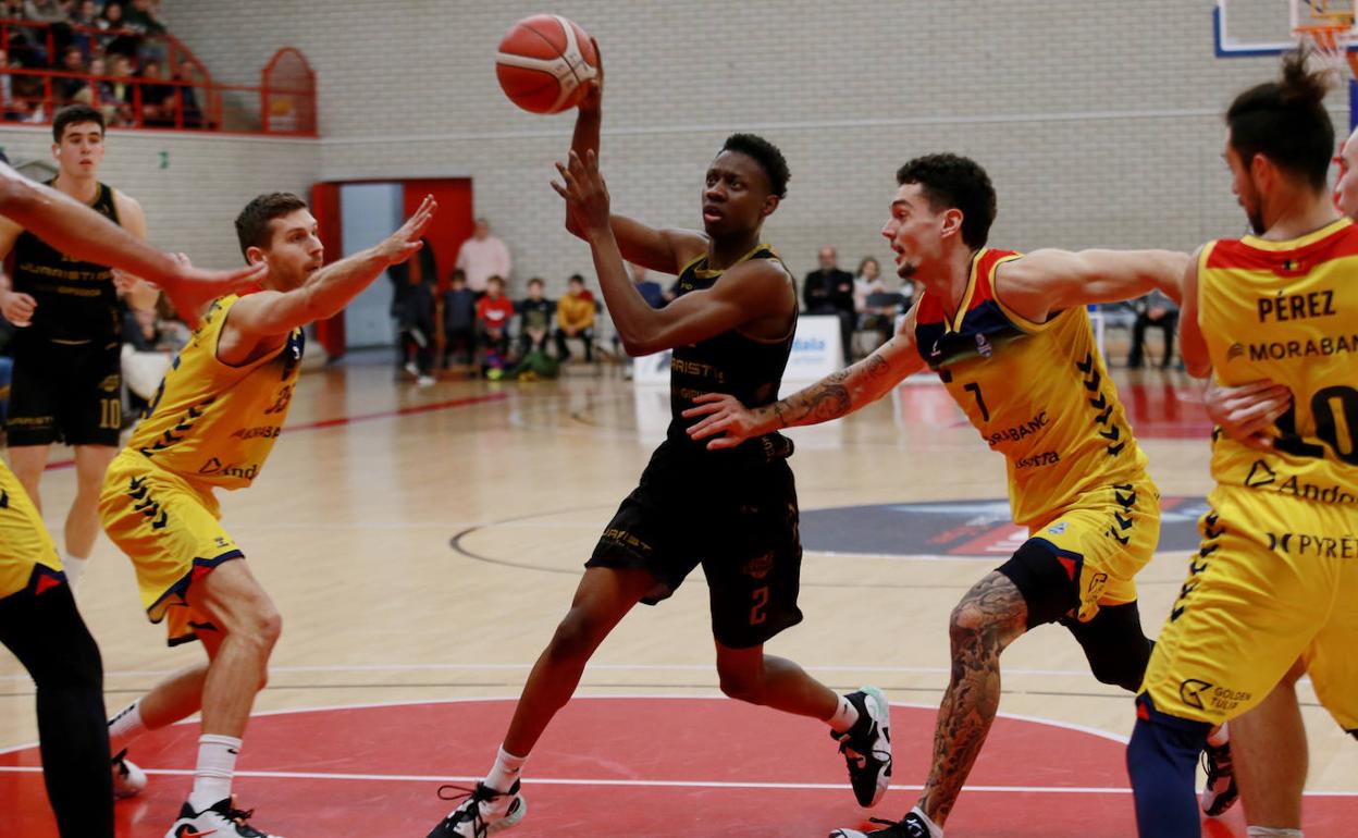 Maconda entra a canasta en un partido ante el Andorra. 