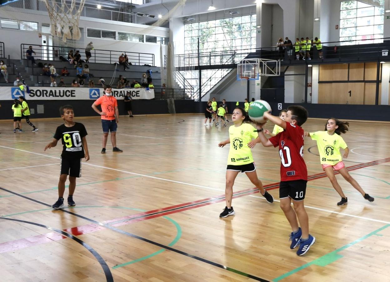 Niñas y niños en la edición de verano de la competición de 3x3.