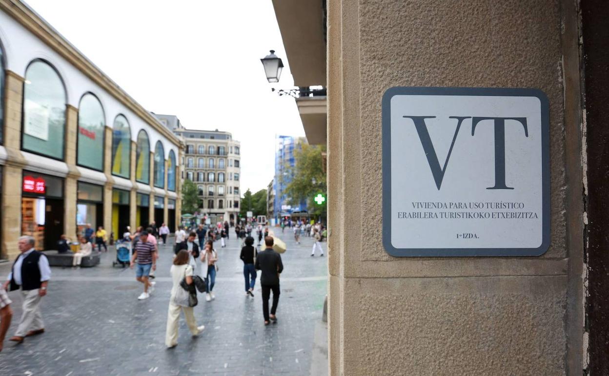 Anuncio de una vivienda turística en un portal de la Parte Vieja donostiarra. 