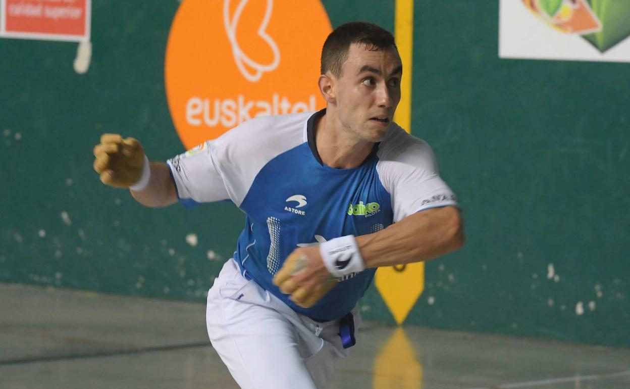 Zubizarreta ejecuta un remate. 