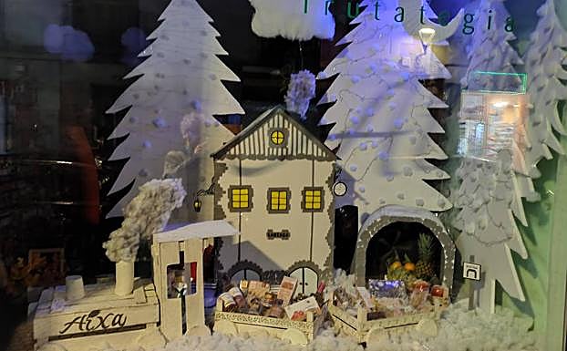 La estación y el tren creado con las maderas de las cajas de frutas presiden el escaparate de la fruteria Aixa.