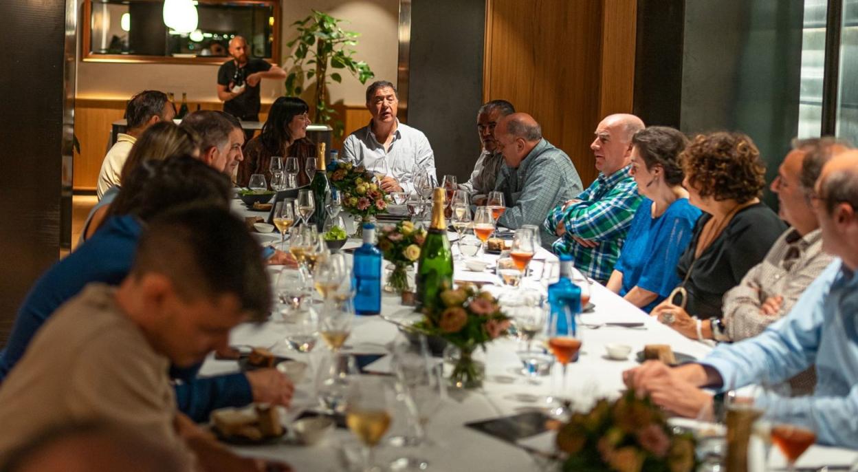 Los participantes, durante la cena servida en el restaurante Narru.