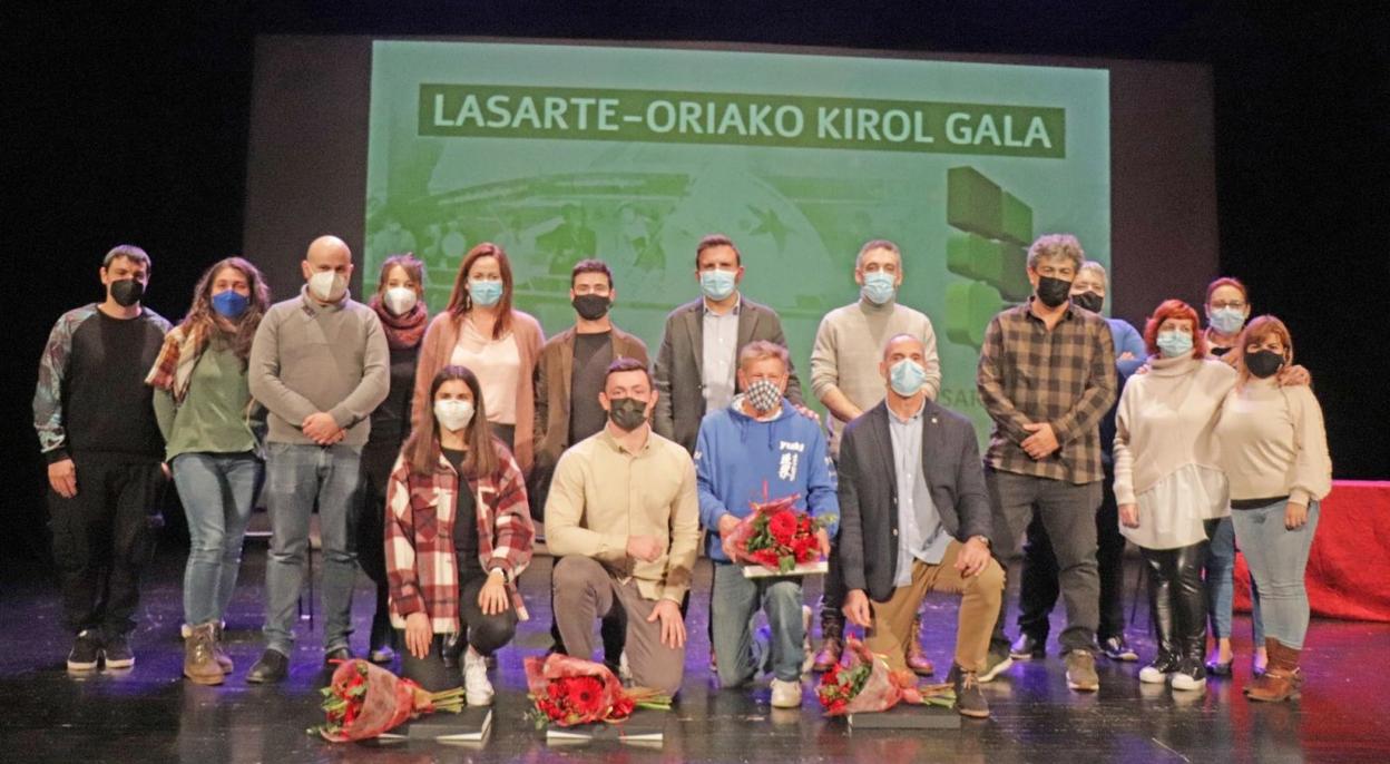 Deportistas galardonados en la edición de 2021 junto a las autoridades municipales en Kultur Etxea. 