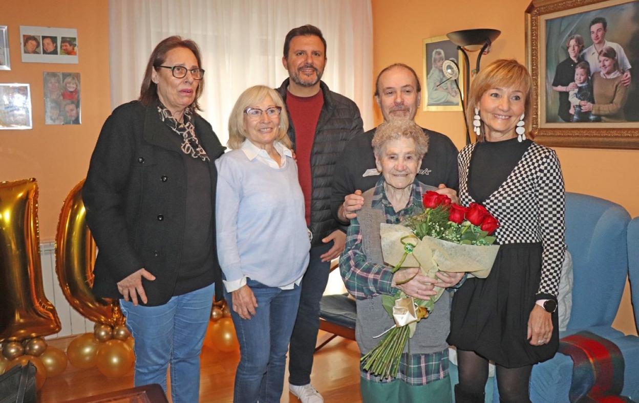 La nueva centenaria con sus hijos y autoridades municipales. 