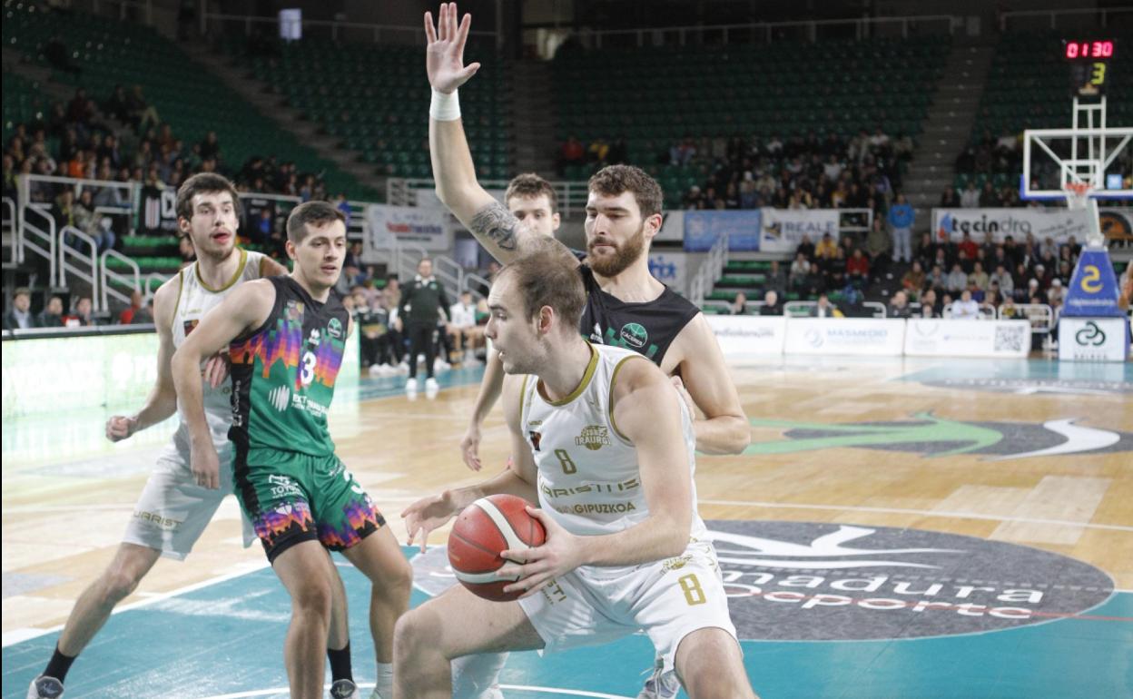 Iñigo Royo penetra a canasta ante la oposición de Julen Olaizola. 