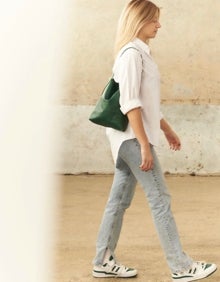 Imagen secundaria 2 - De izquierda a derecha: Bolso Naiara Elagarresta e Itsaso Artola.