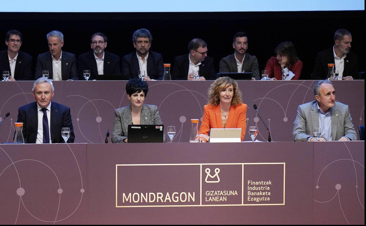 Iñigo Ucín, presidente de Mondragon, a la izquierda, en el Congreso celebrado en noviembre. 