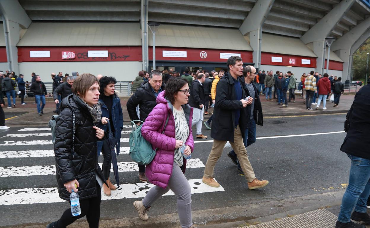 Socios de Ulma a su salida de la asamblea extraordinaria celebrada este viernes en Illunbe.