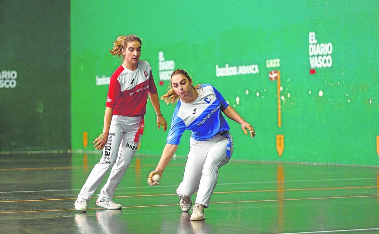 Amaia Aldai alcanza una pelota en el ancho, al tiempo que Miriam Arrillaga le hace sitio. 
