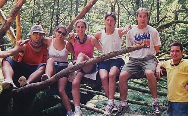 Convivencias en 2001. Fernando Prado, con camiseta amarilla en unos campamentos en Leitza durante su pastoral en Mariaren Bihotza. 