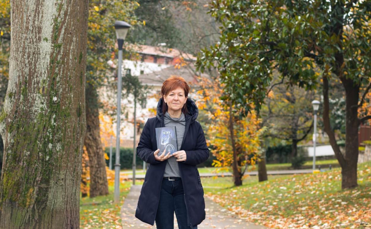 Lara Odriozola con su primer libro 'Ictus' ya entre las manos. 
