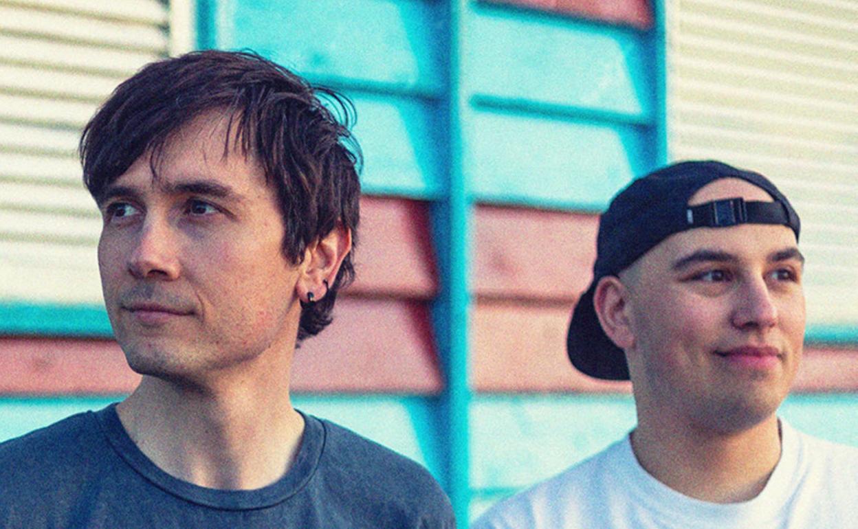 En las dos imágenes los componentes de los grupos 'Judas Argarate' y 'We Are Apes, hello' que actuarán esta tarde en Errebal Plazia.