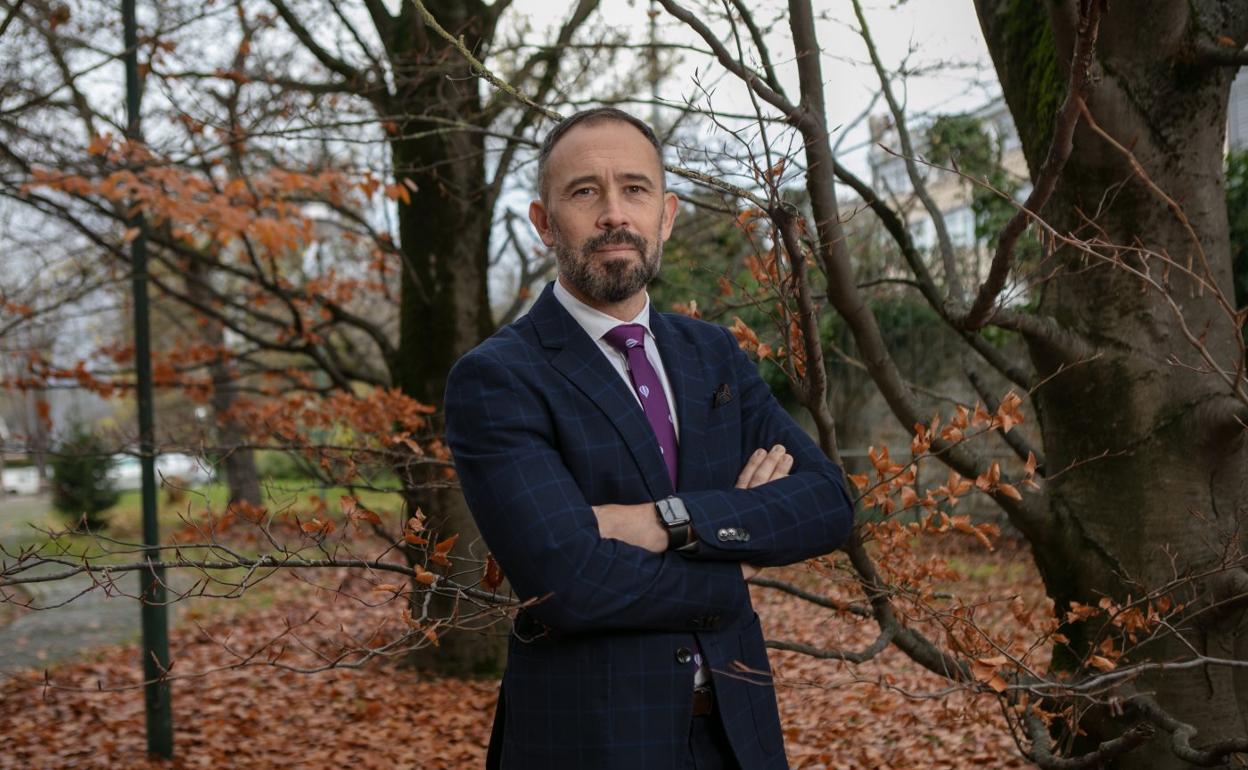 Denis Itxaso, en el exterior de la Delegación del Gobierno en Euskadi en Vitoria. 