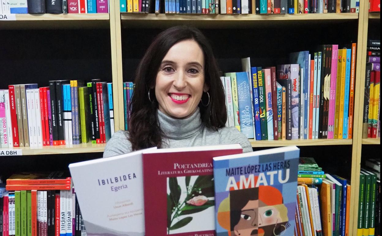Maite López Las Heras bere azkenengo hiru liburuekin. 