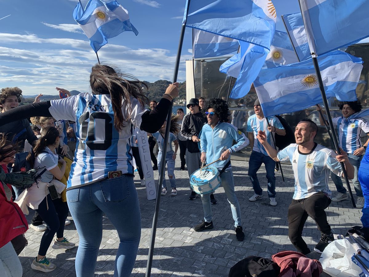 Fotos: La afición argentina, a ritmo de batucada en Donostia