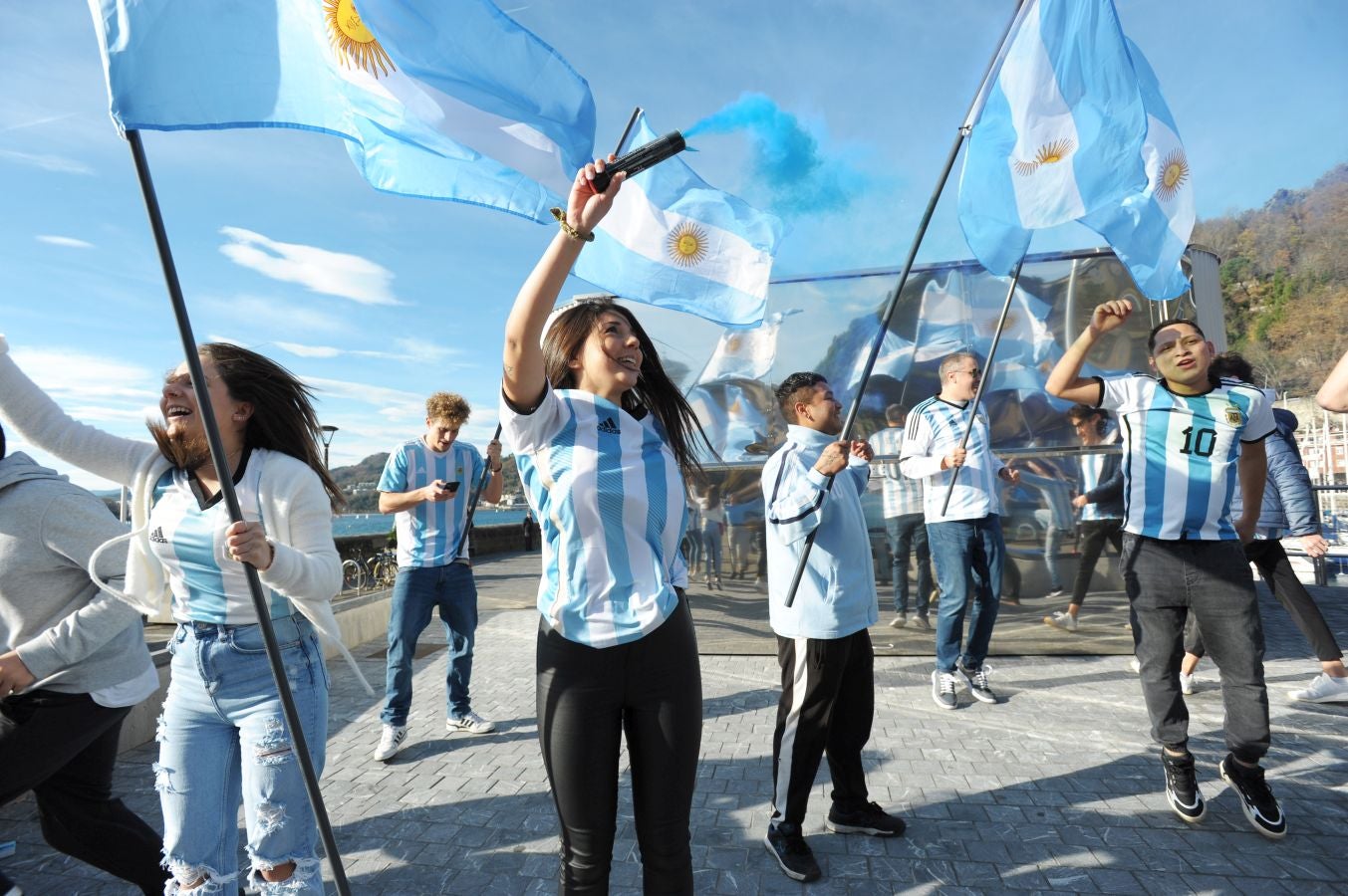 Fotos: La afición argentina, a ritmo de batucada en Donostia