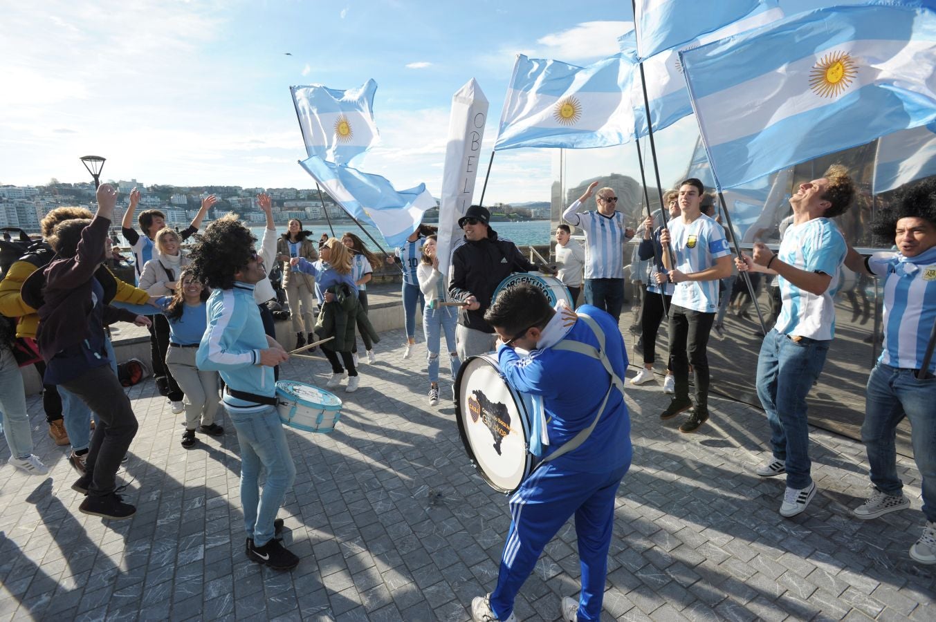 Fotos: La afición argentina, a ritmo de batucada en Donostia