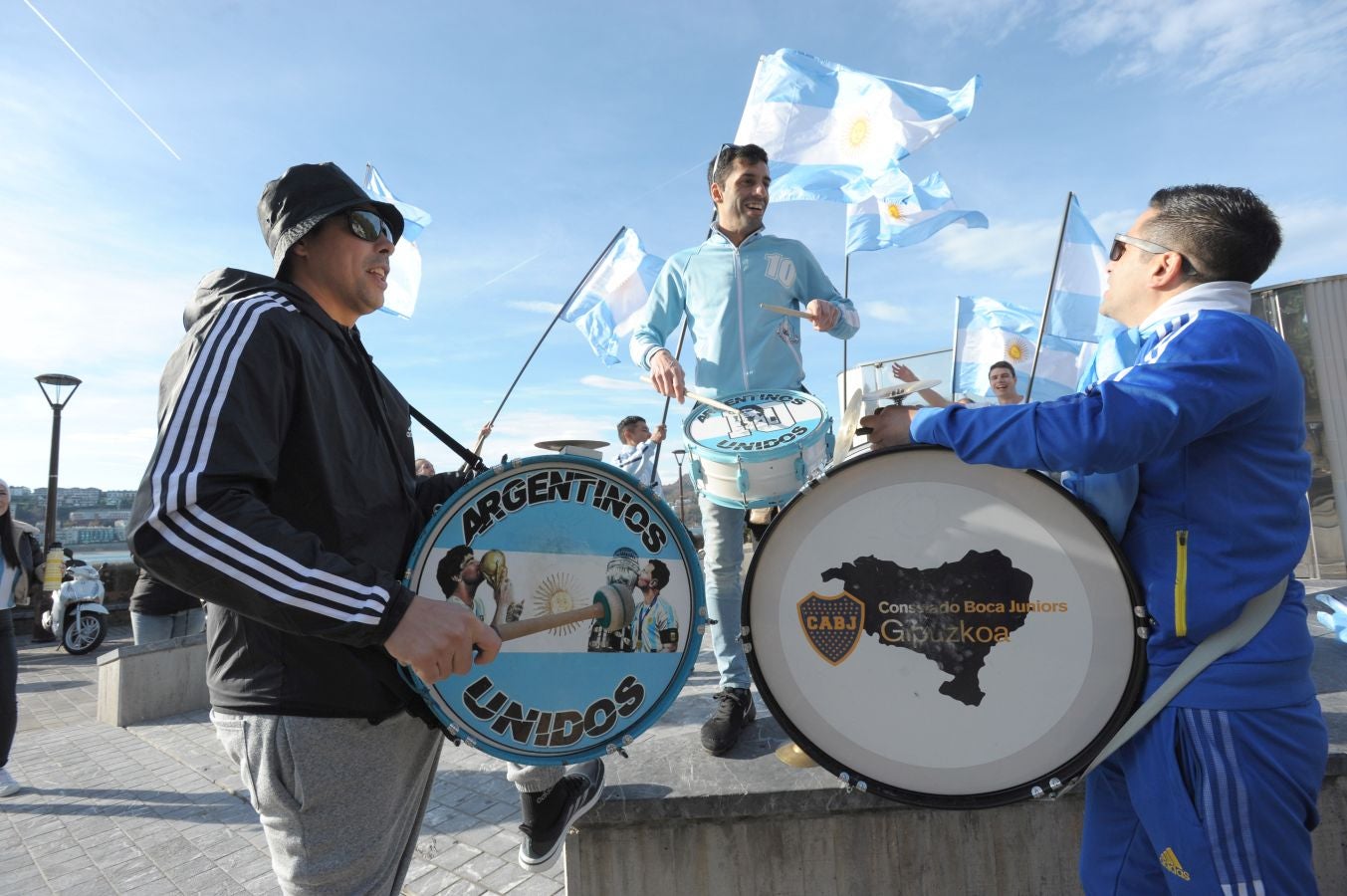 Fotos: La afición argentina, a ritmo de batucada en Donostia