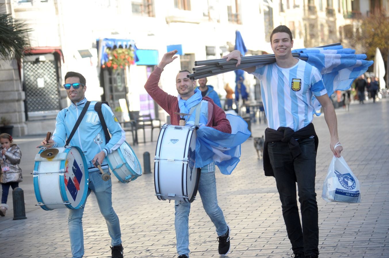 Fotos: La afición argentina, a ritmo de batucada en Donostia