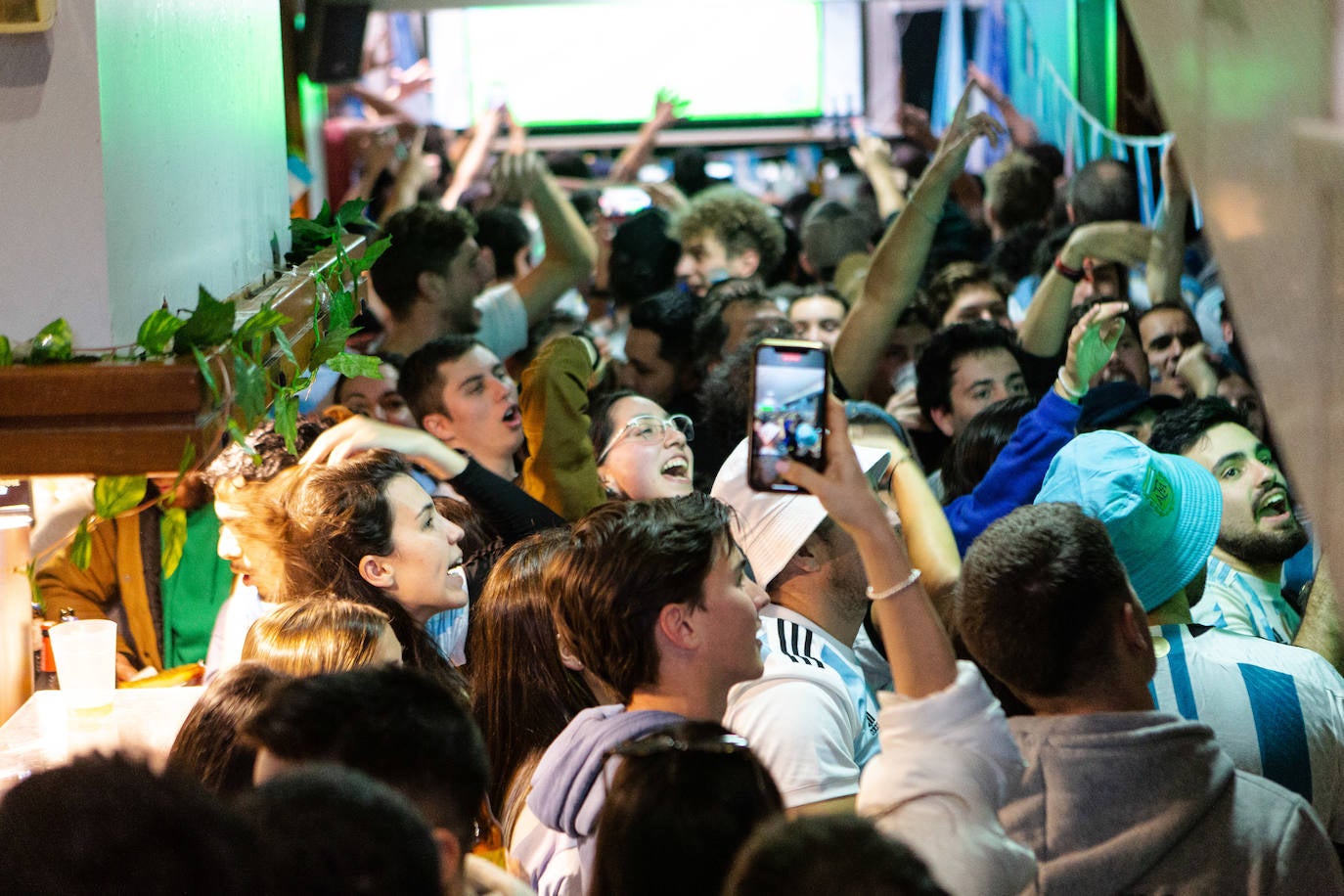 Fotos: La afición argentina, a ritmo de batucada en Donostia