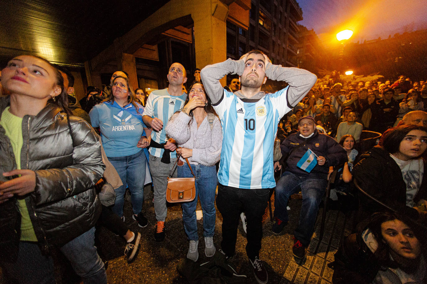 Fotos: La afición argentina, a ritmo de batucada en Donostia