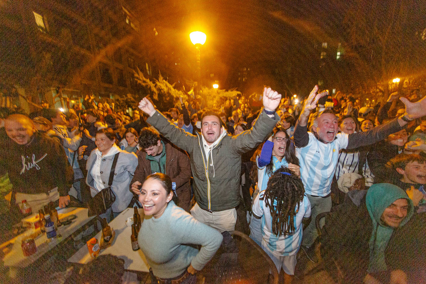 Fotos: La afición argentina, a ritmo de batucada en Donostia