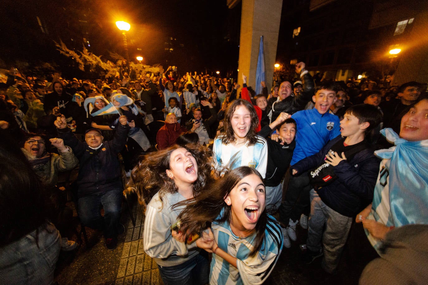 Fotos: La afición argentina, a ritmo de batucada en Donostia