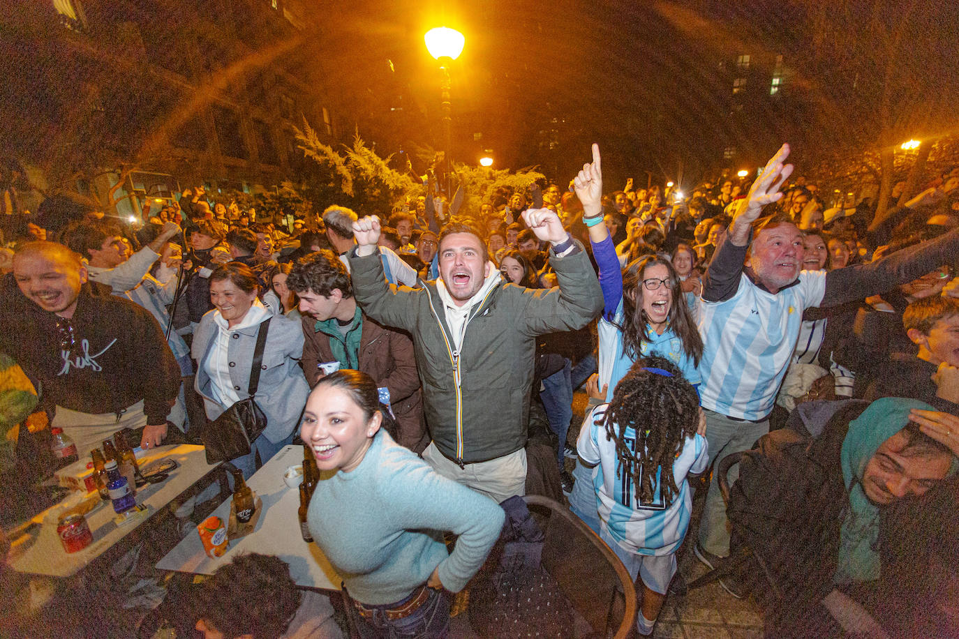 Fotos: La afición argentina, a ritmo de batucada en Donostia