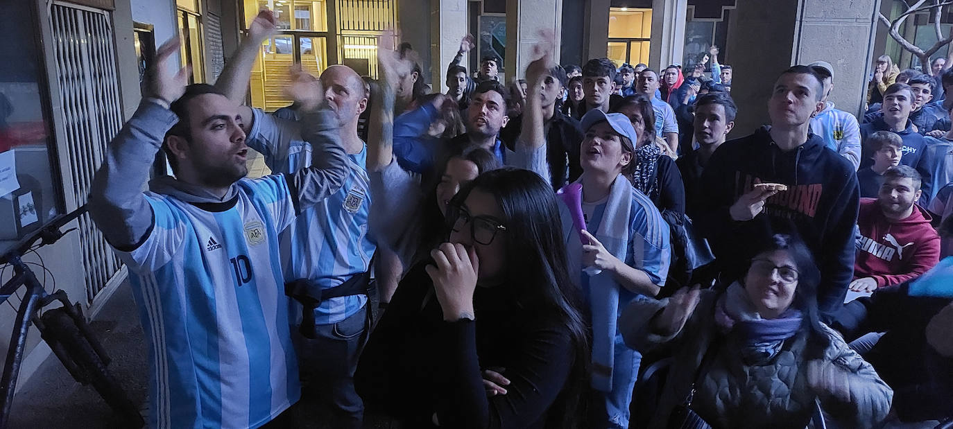 Fotos: La afición argentina, a ritmo de batucada en Donostia